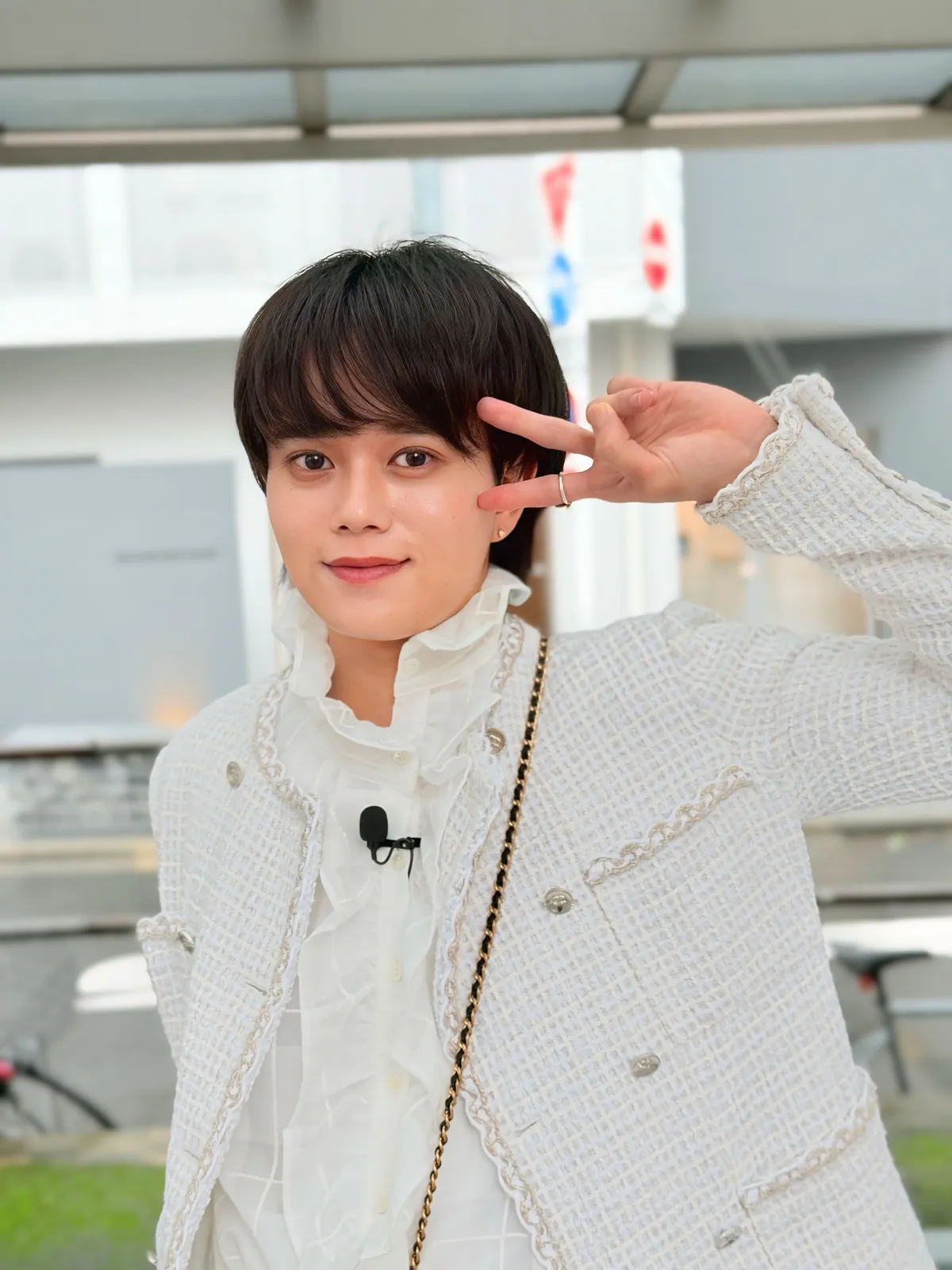 最高セラピストグランプリ2025の表彰式当日、白いツイードジャケット姿でピースをする東京秘密基地のほまれ