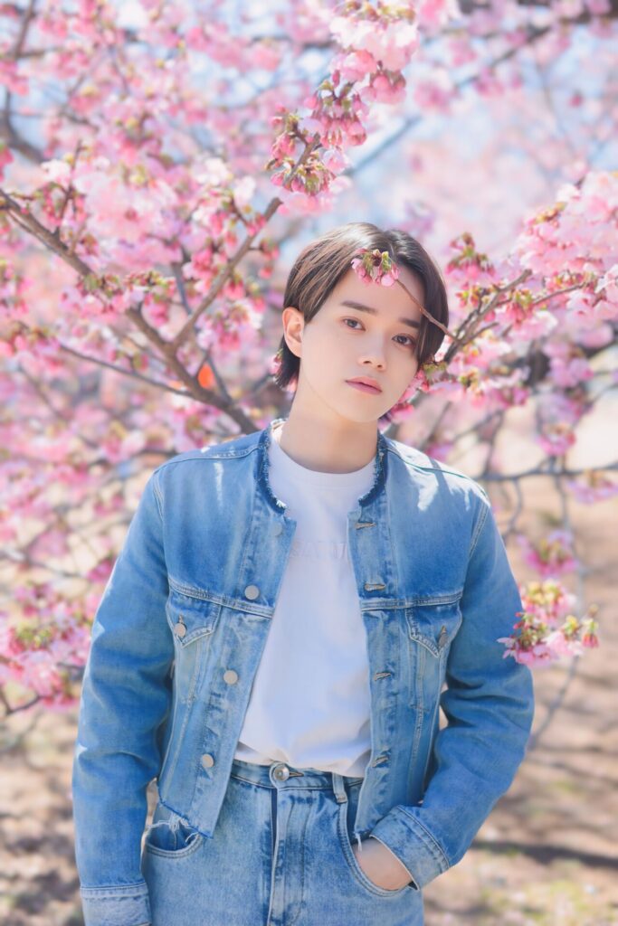 マルジェラのセットアップを着て桜に埋もれる東京秘密基地ほまれの宣材写真