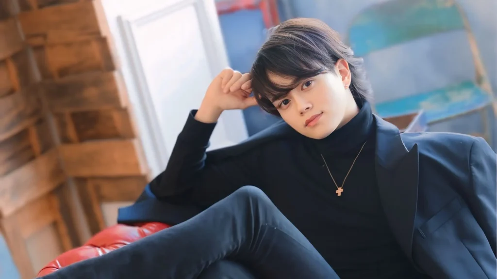 女性用風俗 東京秘密基地 ほまれ|安心と癒しをテーマにしたポートレート写真。セラピストとして“やさしさ”と“人としての温かさ”を伝える宣材イメージ